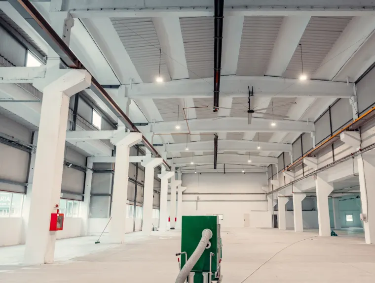 Imagen de un almacen que cuenta con seguridad industrial debido a que se aprecia un extintor en vitrina