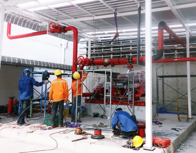 Fotografía de 3 colaboradores integrando unas rede contra incendio dentro de una empresa para un trabajo seguro