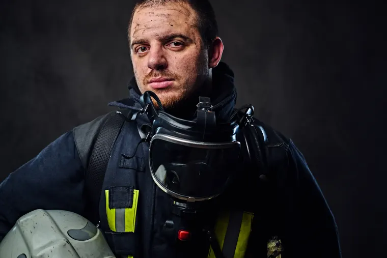 Fotografía de un hombre que se quito su máscara de respiración autónoma despúes de haber cumplidocon su trabajo