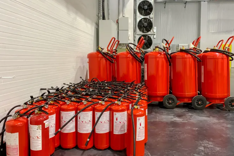 Stock de extinguidores portátiles y sobre ruedas listos para la venta de equipos contra incendio de la empresa MASI